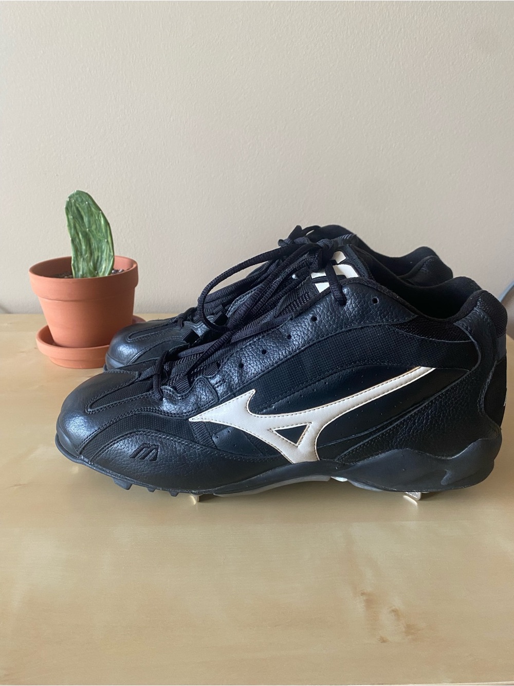 NWOT Mizuno men’s 9-Spike Pro Classic Mid baseball cleats, size 13